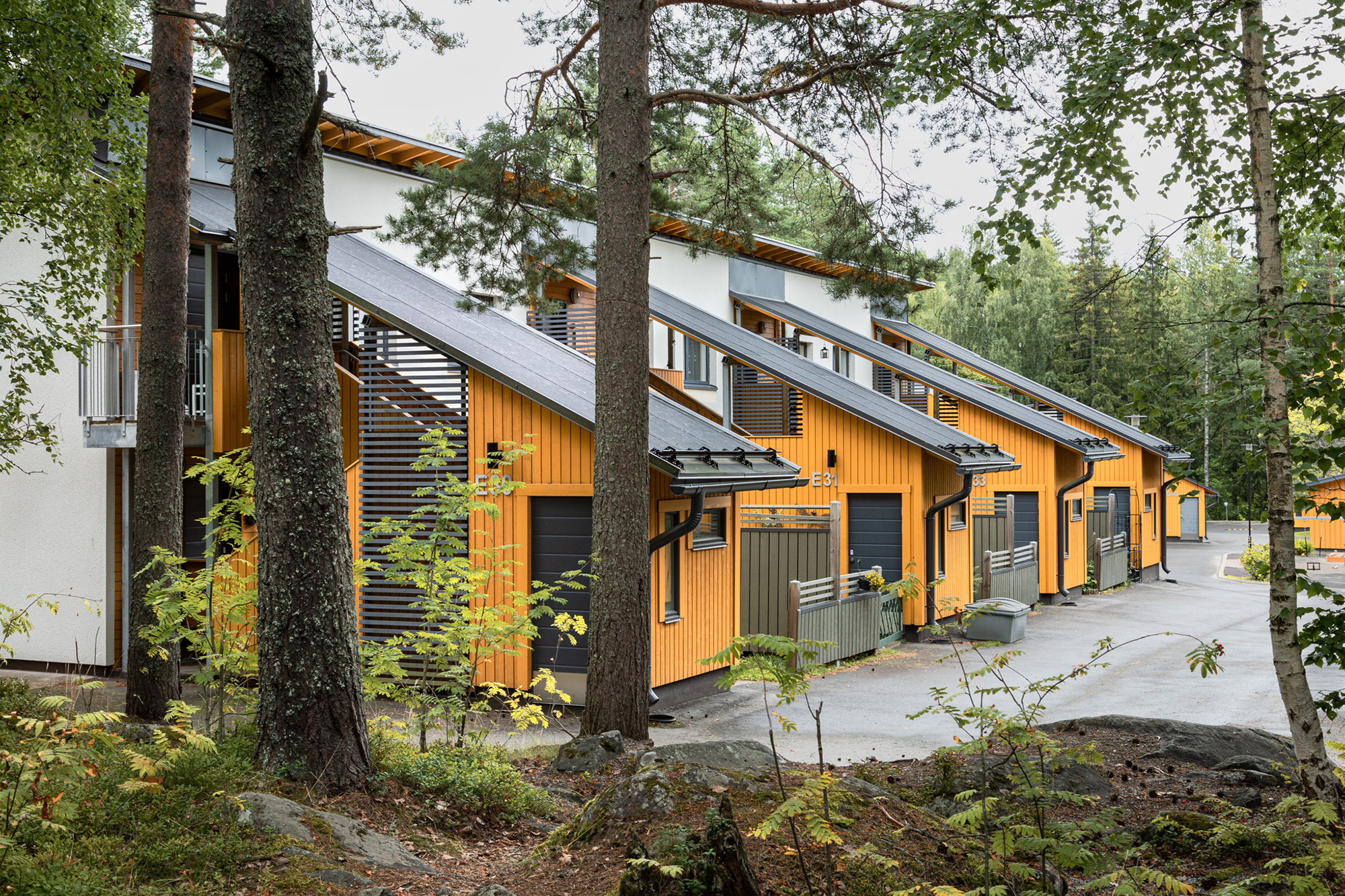 Arkkitehti Olli Lehtovuoren suunnitteleman kohteen oranssit puiset porraskäytävät Kuopiossa.