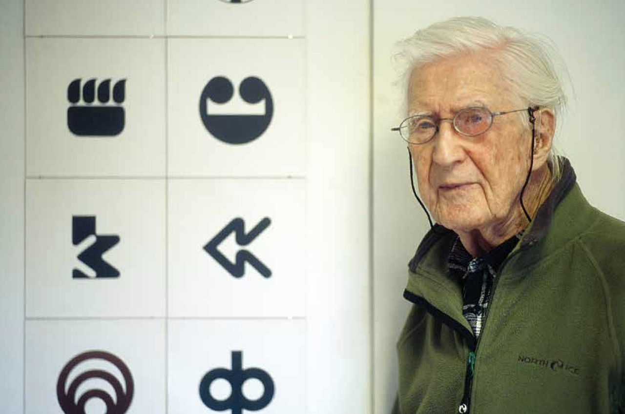 Vanhempi mieshenkilö graafisten merkkien vieressä