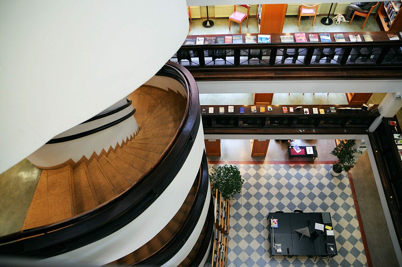 1 2 MONIALAISET Henriikka Uotila Rikhardinkadun kirjasto scaled