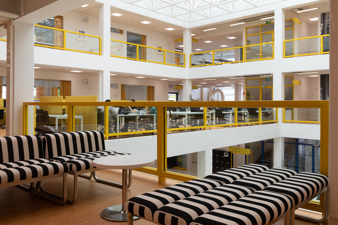 Kirjasto, jossa keltaiset yksityiskohdat.