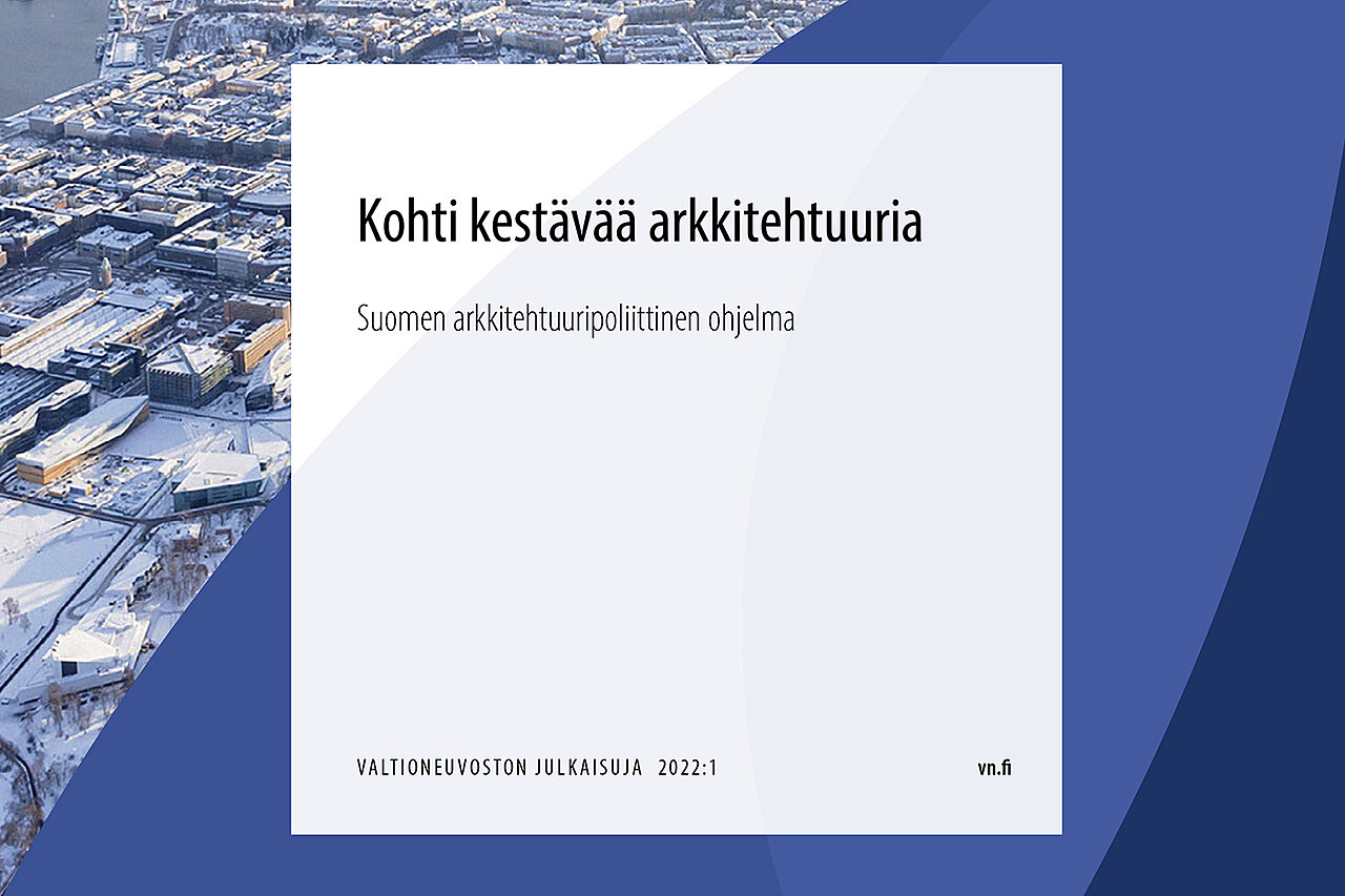 Sinisävyinen taustakuva, oikeassa reunassa ilmakuva, edessä valkoinen laatikko, jossa teksti Kohti kestävää arkkitehtuuria