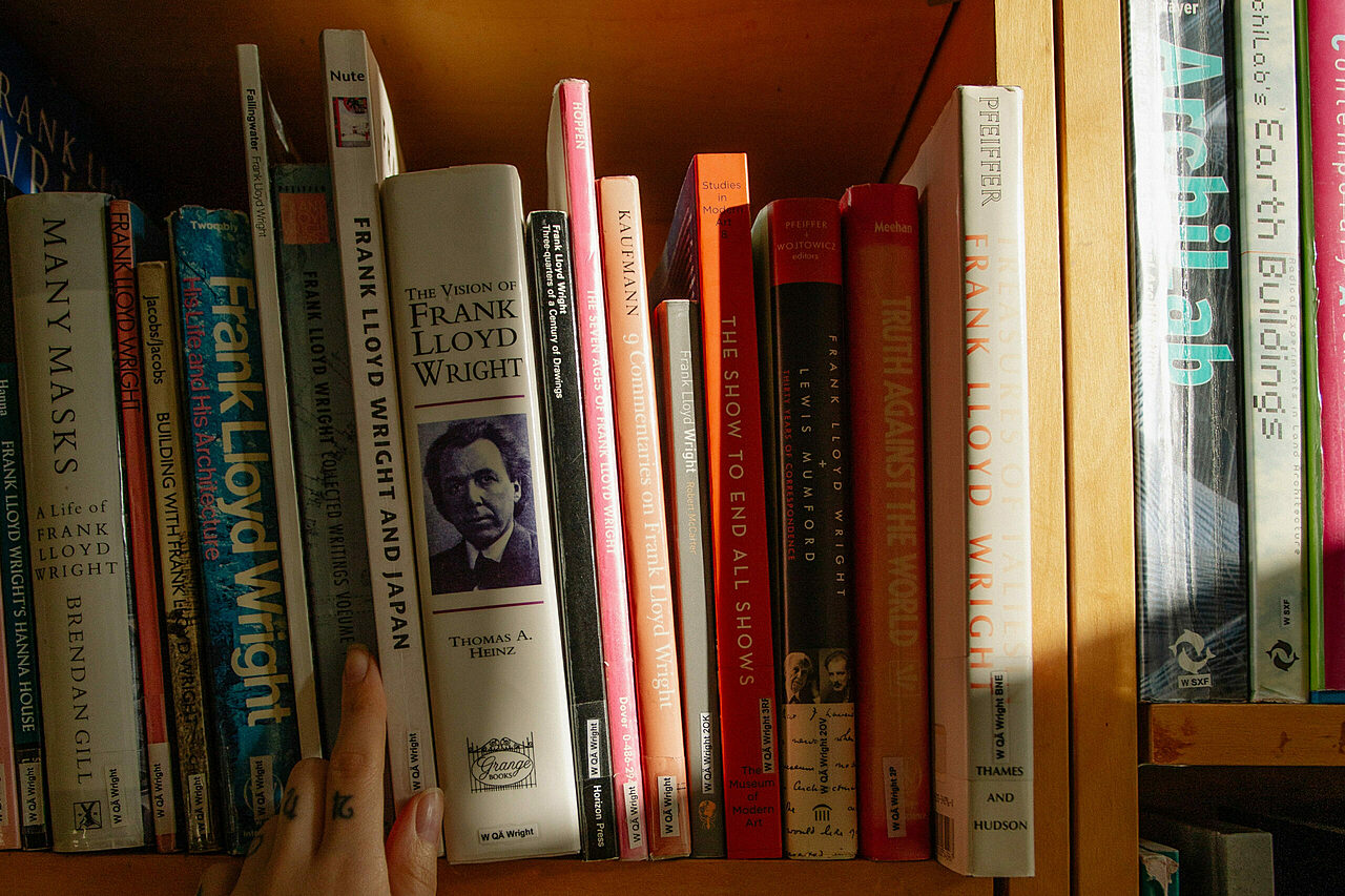 Kirja ja ruusu pysty crop scaled