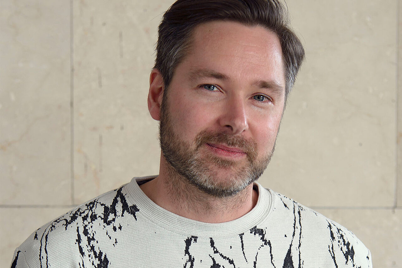 Kasvokuva taideasiantuntija Mika Savelasta.