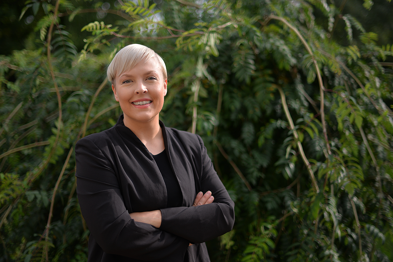 Nainen katsoo kameraan