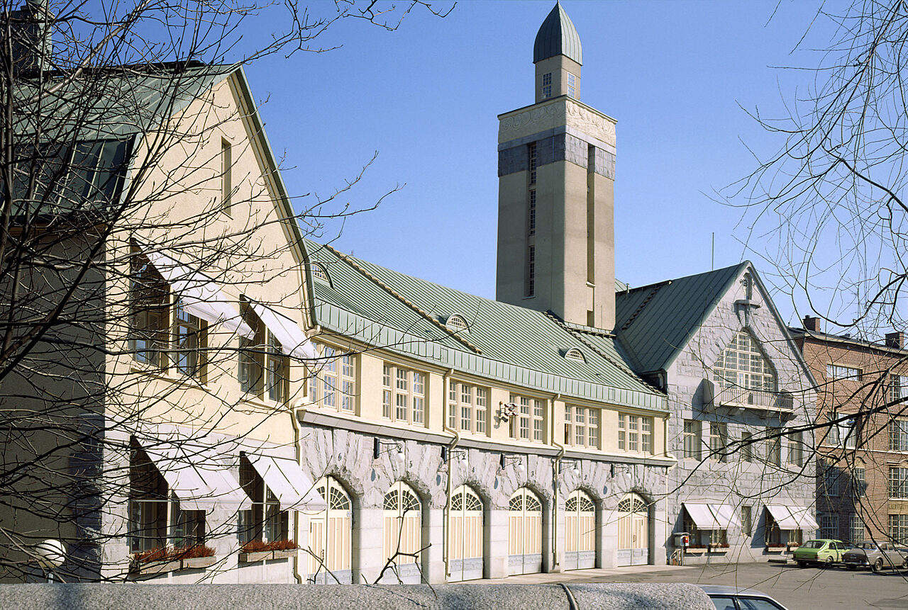 Vanha kivinen paloasemarakennus auringonpaisteessa