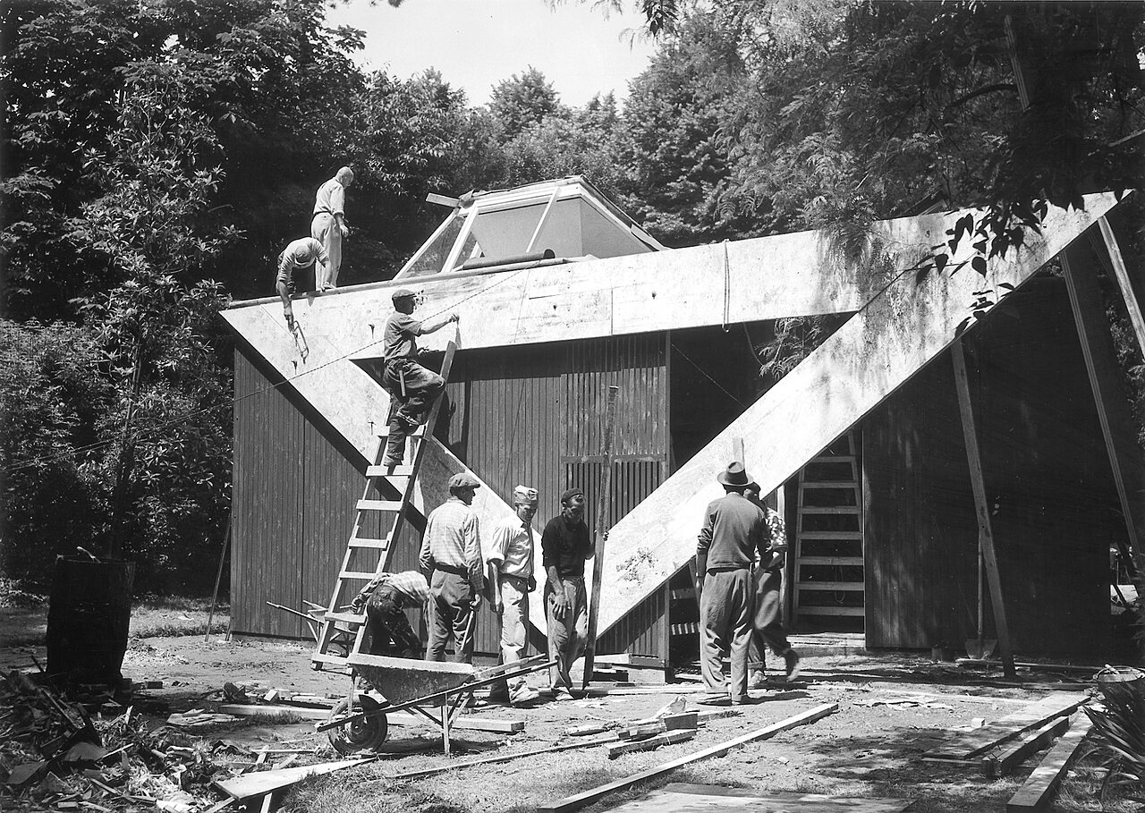 Building the Finnish Pavilion for the Venice Biennale in 1956.