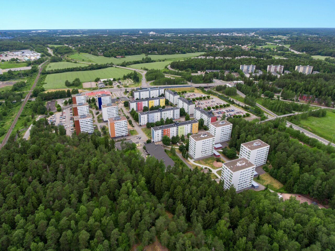 Ilmakuva asuinalueesta, ympärillä vehreää metsää