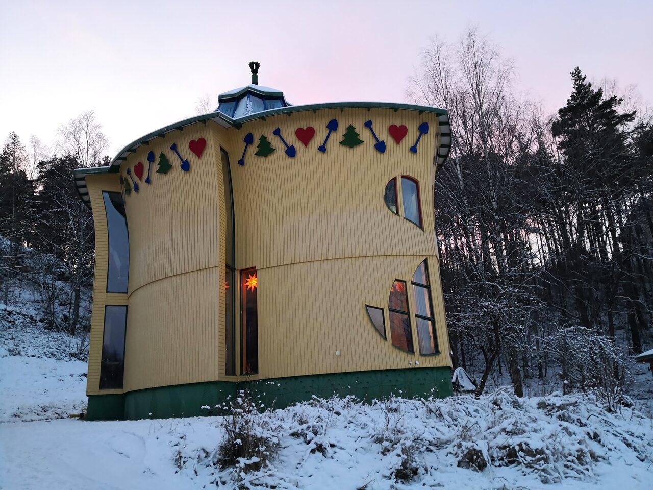 Jan-Erik Anderssonin lehdenmuotoinen koti.
