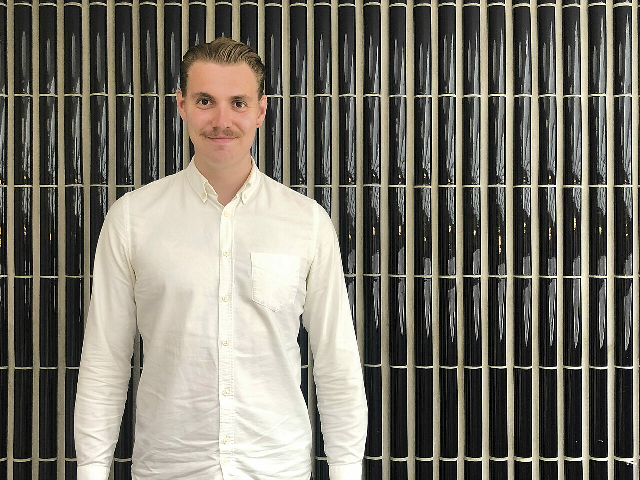 Kuva miehestä, joka katsoo kameraan