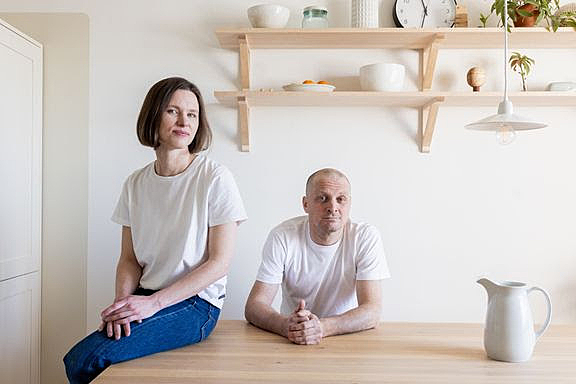 Kaksi ihmistä pöydän ääressä.