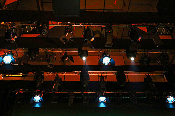 Valolaitteita lavan katossa.