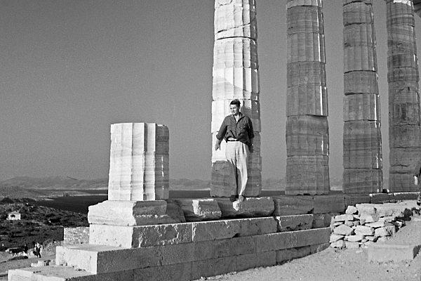 Arkkitehti Aarne Ervi nojaa Poseidonin temppeliraunioiden pylvääseen.