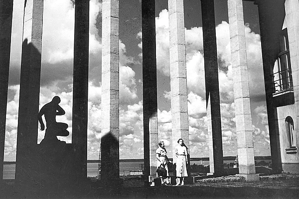 Viipurin taidemuseon sisäpihalta näkymä kohti merta. Kaksi naista seisoo pylväiden juurella. Mustavalkoinen kuva noin 1930-luvulta.