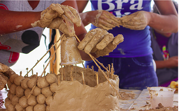 Kädet tekemässä savityötä