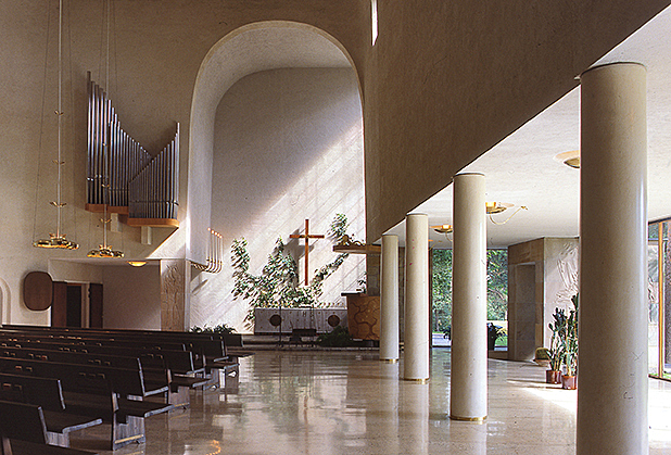 Ylösnousemuksen kappelin siunaustila. Alttarin yllä on kaunis ja kapea holvikaari, johon tulee valoa sivu suunnasta. Oikealla puolella, ei ole seinää vaan pilarit, jotka luovat tilaan avaran tunnelman.