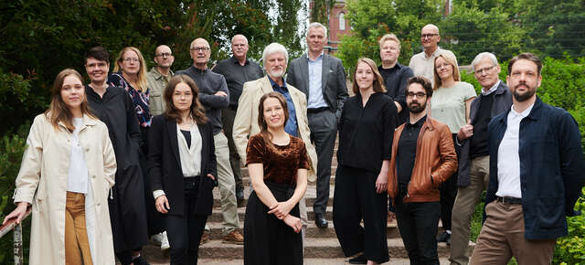 Ihmisiä kerääntyneenä yhteen joukkoon puistossa sijaitsevalle portaikolle.