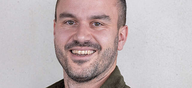 Lähikuva hymyilevästä miehestä