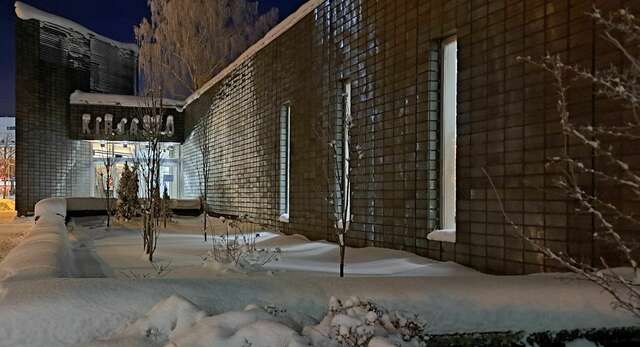 Kuva Kouvolan kirjaston tummasta julkisivusta.