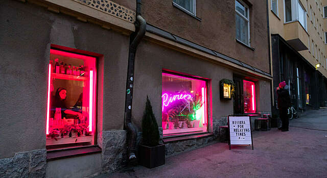 Valokuva elokuvateatterin ikkunoista, joissa neonvalot.