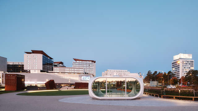 Kaupunkiympäristön edustalla lujitemuovista valmistettu talo