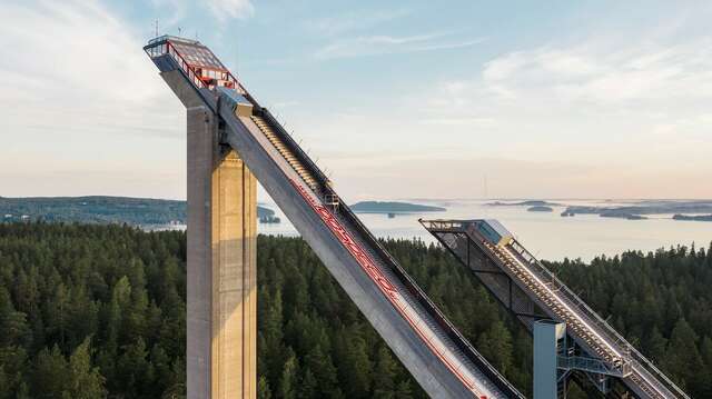 Kaksi mäkihyppytornia.