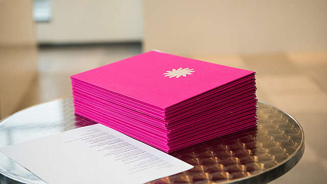 vaalenapunainen laatikko pöydällä