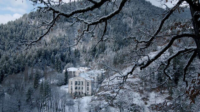 Sairaalarakennus Georgian vuoristossa talvisäällä