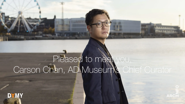 Mies seisoo satamassa, jossa maailmanpyörä taustalla