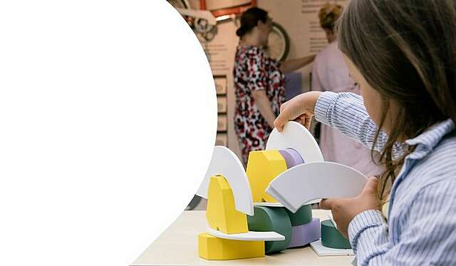 Lapsi leikkimässä erilaisilla rakennuspalikoilla.