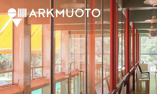 Parvitila, jossa värikkäät pylväät ja ulkona värikäs markiisi.