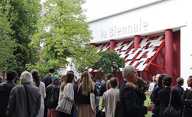 A group of people in front of the Biennale building.