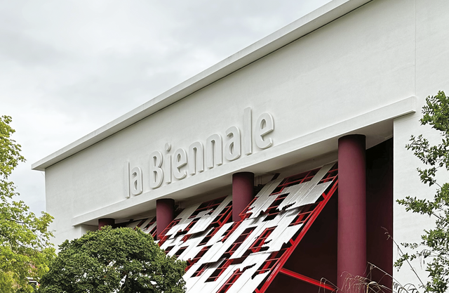 Valkoinen talo, jonka seinässä lukee isolla La Biennale