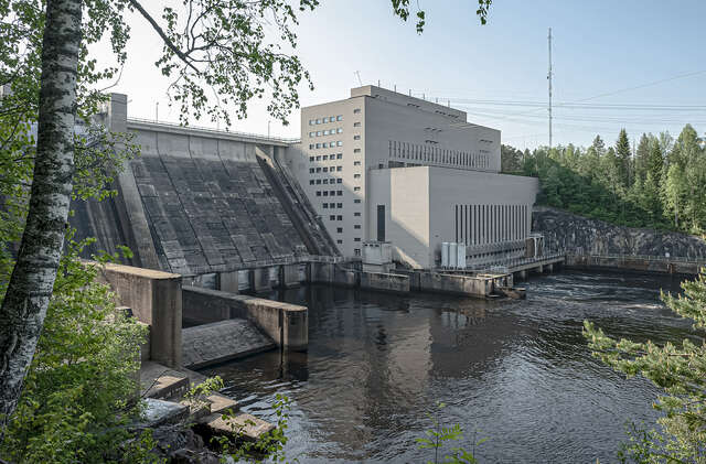 Funktionalistinen vesivoimalaitos joen vieressä