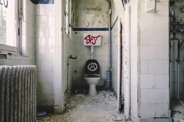 Vessa, johon on maalattu surunaama-emoji