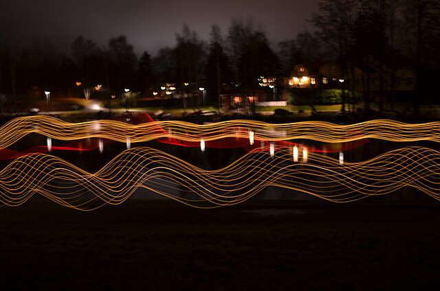 Maisemakuva, jossa abstrakti valoviiva.