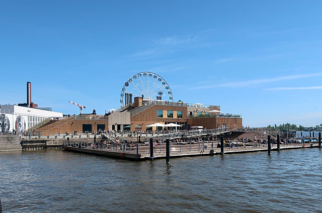 Puurakennus kaupungin satamassa.