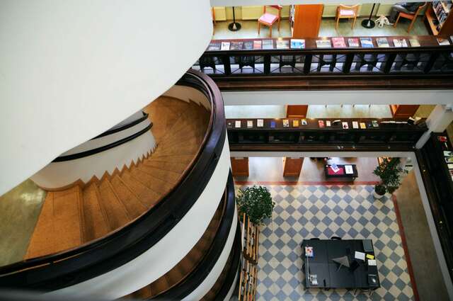 1 2 MONIALAISET Henriikka Uotila Rikhardinkadun kirjasto scaled