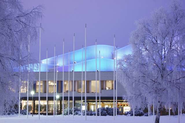 Valaistu rakennus talvisäällä