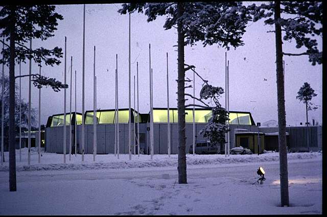 Kuva kirjastorakennuksesta talvella