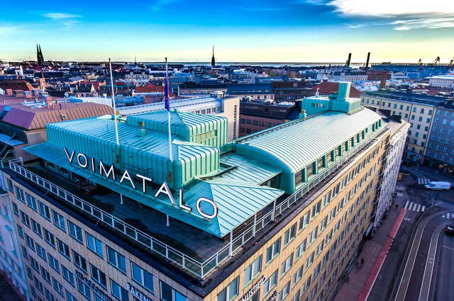 Kuva modernista rakennuksesta lintuperspektiivistä, jossa näkyy rakennuksen kyltti.