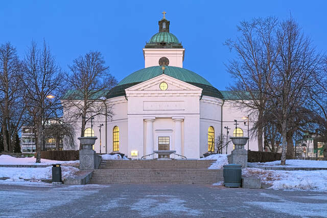 Hämeenlinnan kirkko kuvattu edestäpäin talvisaikaan