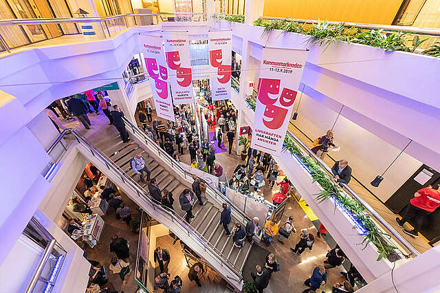 Ylhäältä otettu kuva tapahtuma-alueesta, ihmisiä liikkeessä.