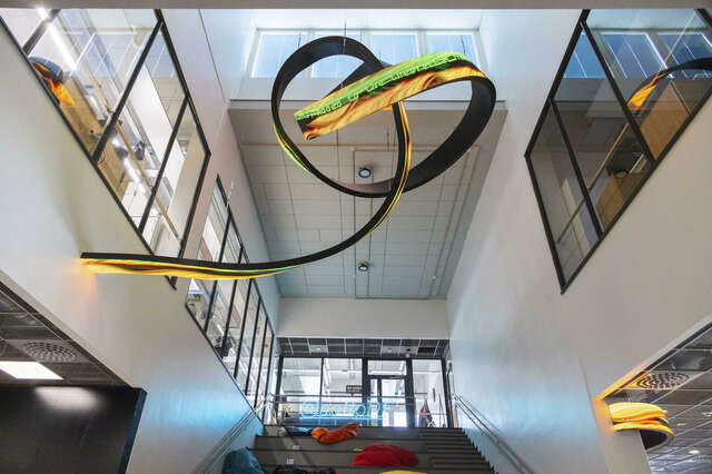 Uniikki valaisin rakennuksen oleskelutilassa