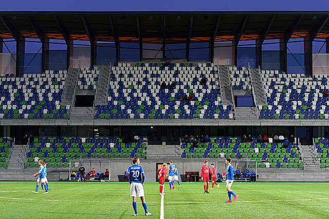 Jalkapallo-ottelu stadionilla.