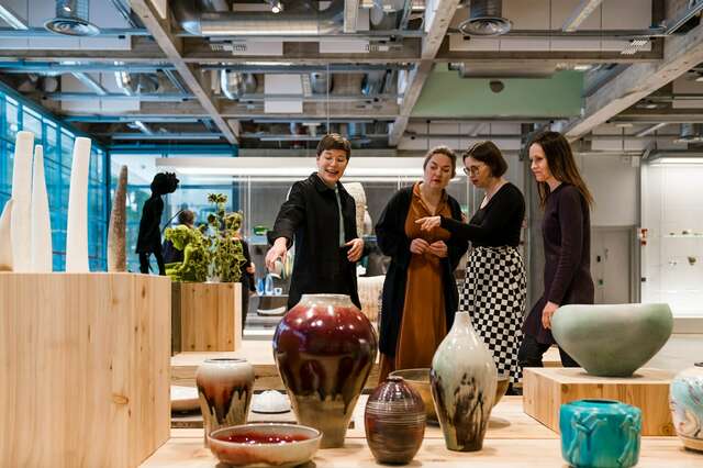 Neljä ihmistä taidemuseossa