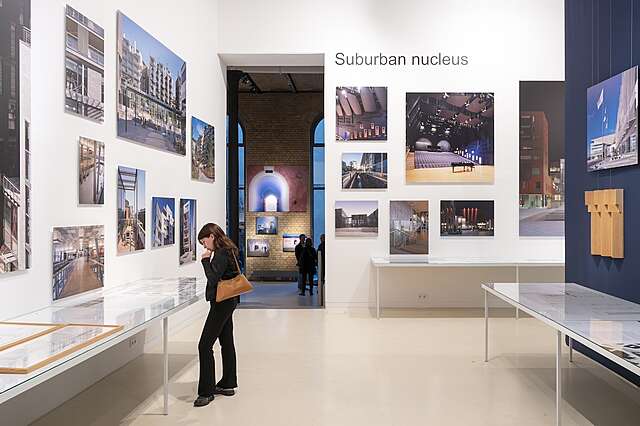 Ihmisiä näyttelytilassa