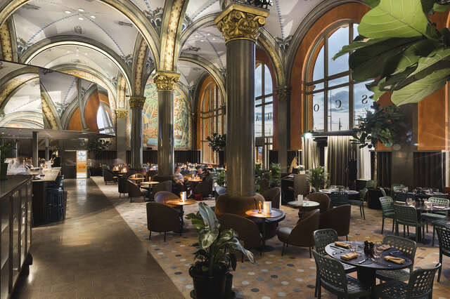 Bergenin Frescohallen sisätila ilta-aikaan arkkitehtonisella ja tunnelmallisella valaistuksella.