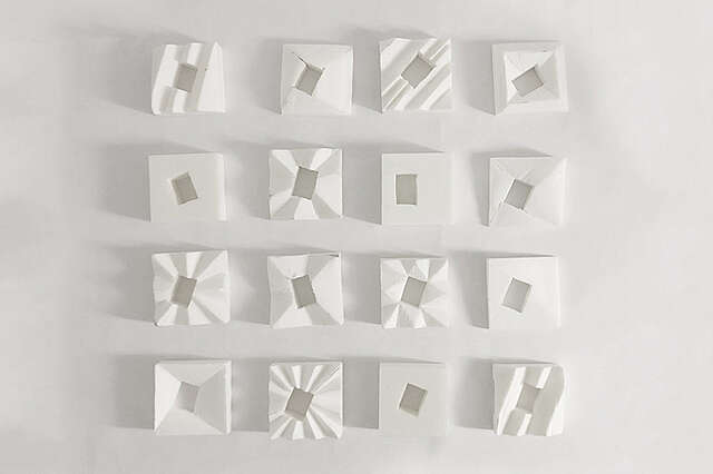 Valkoisia pienoismalleja erilaisista kattomuodoista.