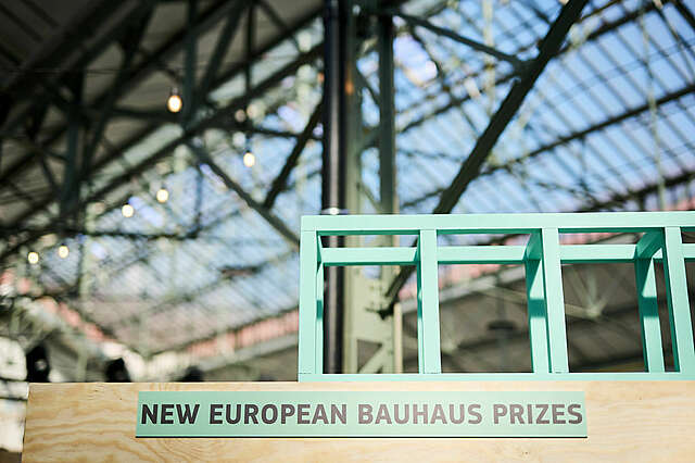 Yksityiskohta tilaisuuden lavasta, teksti New European Bauhaus