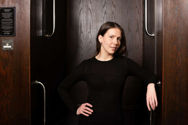 Nuori nainen, joka katsoo kameraan.